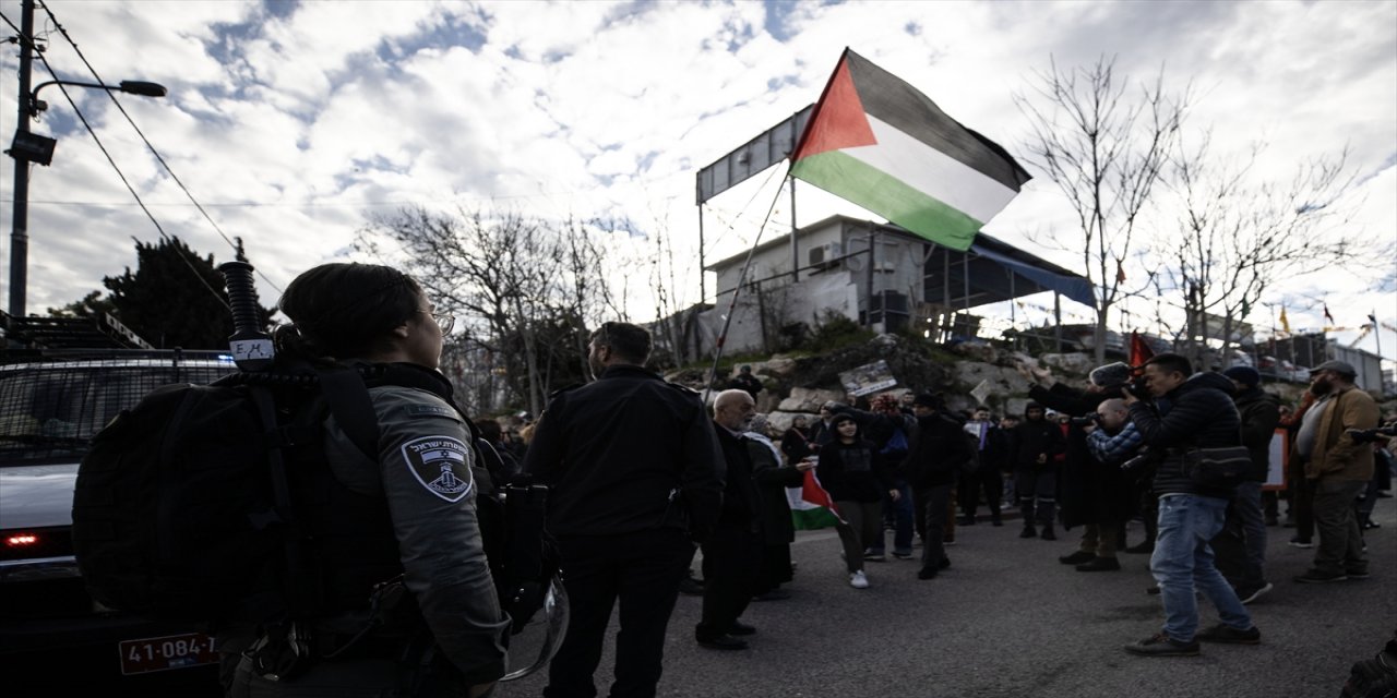 Doğu Kudüs'teki gösteride Filistinliler ve İsrailliler Filistin bayrağı açtı