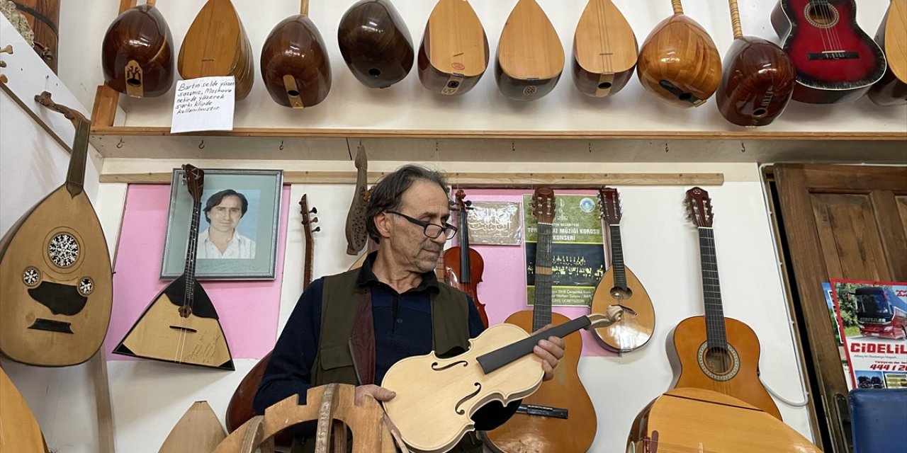 El emeğiyle yaptığı enstrümanları 34 yıldır tutkunlarıyla buluşturuyor.