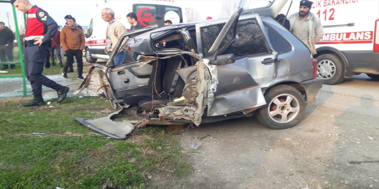 Sakarya'da ikiye bölünen otomobildeki iki kişi yaralandı.