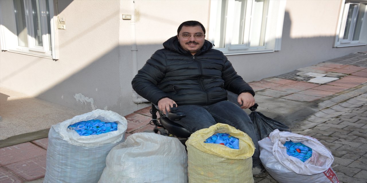 Manisalı engelliden 50 bin mavi kapak bağışı.