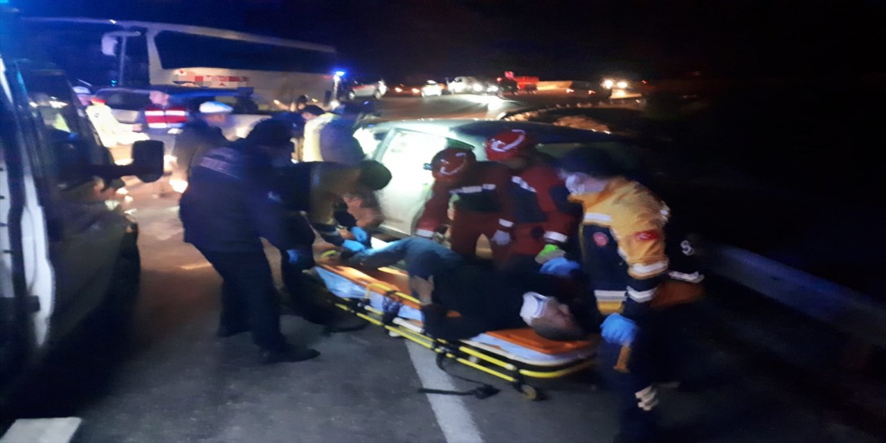 Muğla'da otobüsle bir aracın çarpışması sonucu 2 kişi yaralandı.