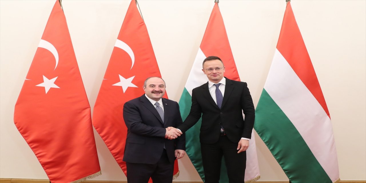 Bakan Varank, Macaristan'a Türk yapımı roketatar sistemi teklif etti