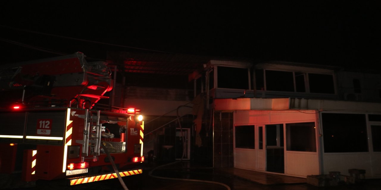 Manisa'da yediemin deposunda çıkan yangında 1 kişi yaralandı