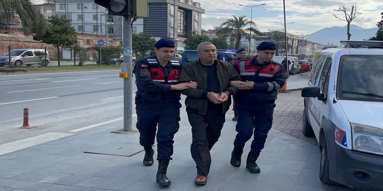 Alanya'da silahlı kavgaya karışan 2 kişi tutuklandı.