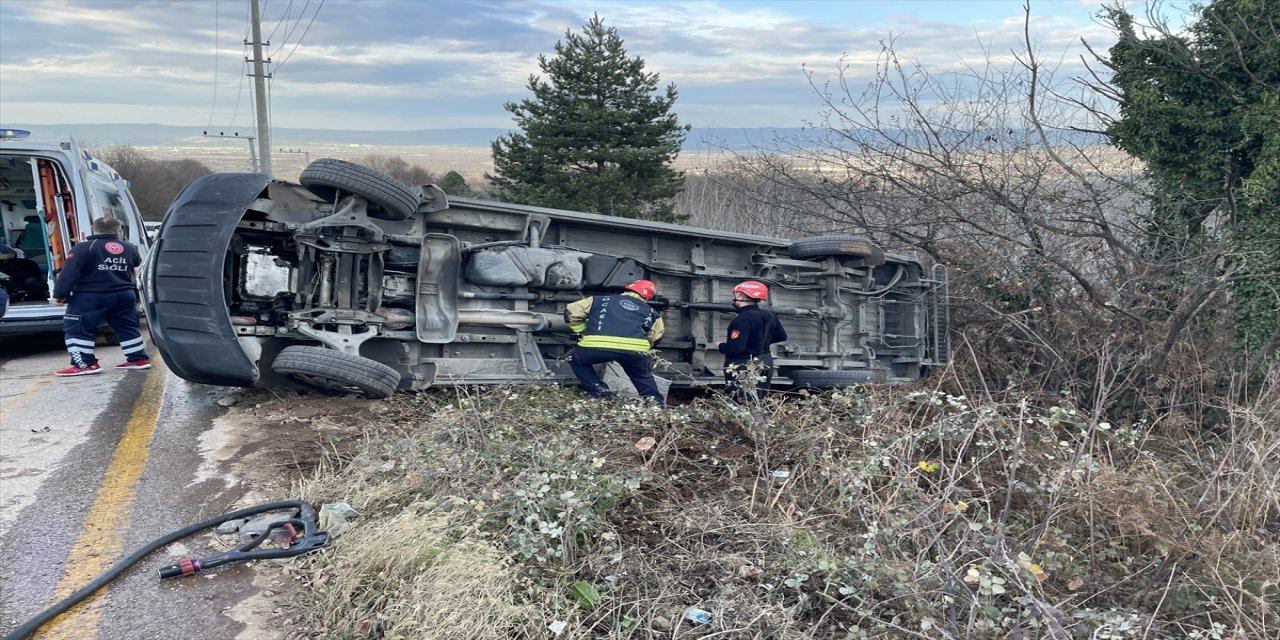 Kocaeli'de minibüsün devrilmesi sonucu 7 kişi yaralandı.