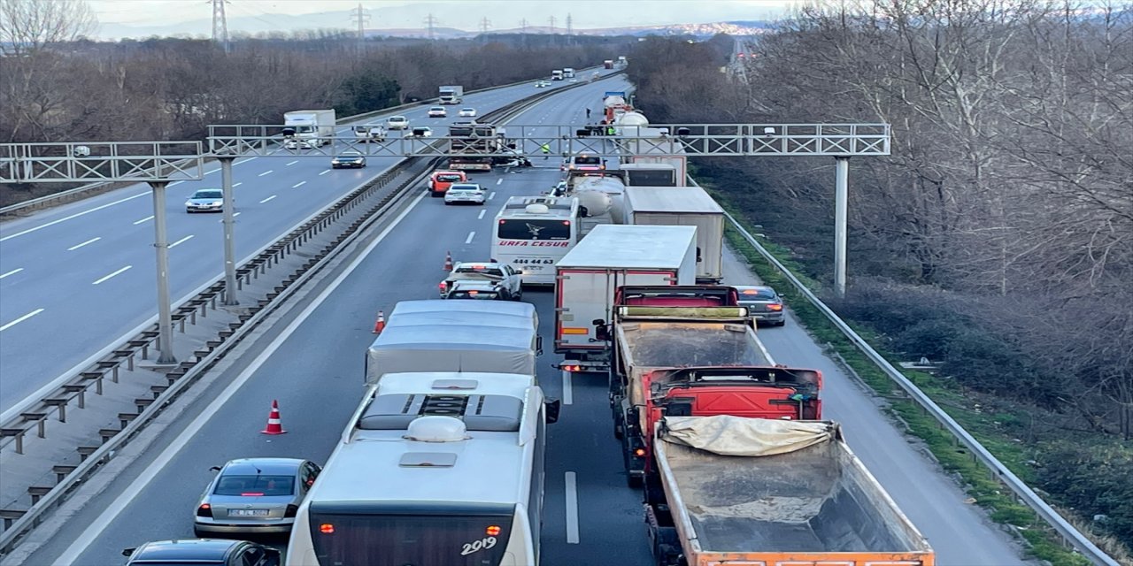 Anadolu Otoyolu'nda 8 aracın karıştığı zincirleme kazada 1 kişi yaralandı