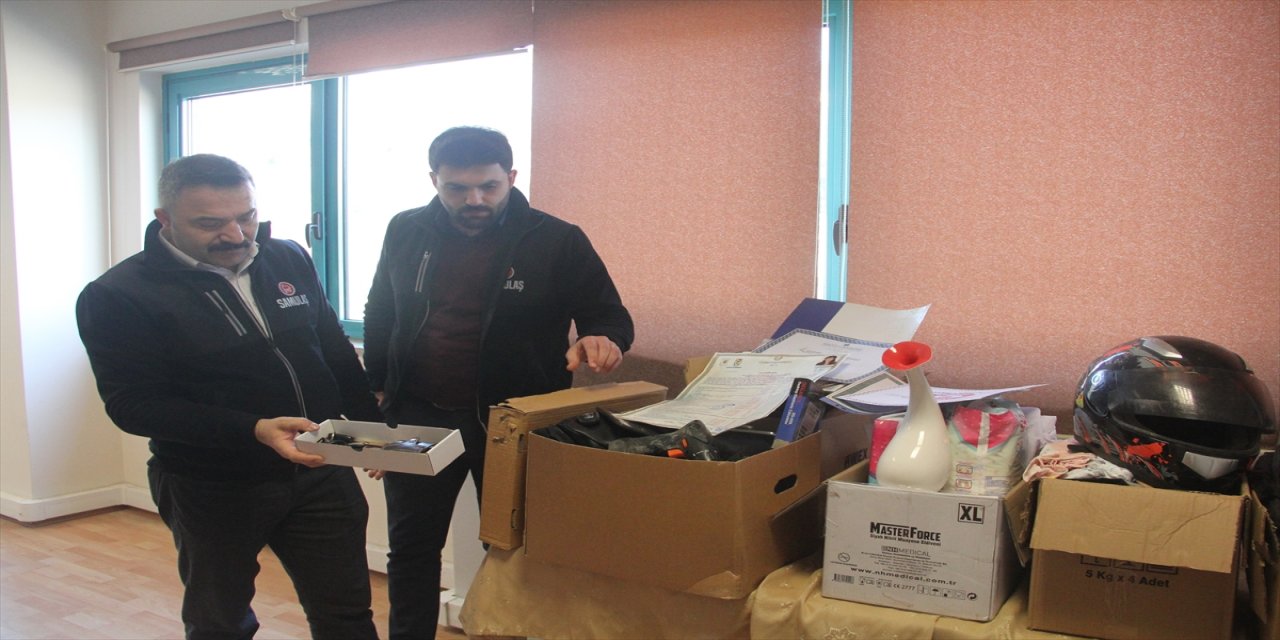 Tramvaylarda "diploma" ile "motosiklet kaskı" bile unutuldu