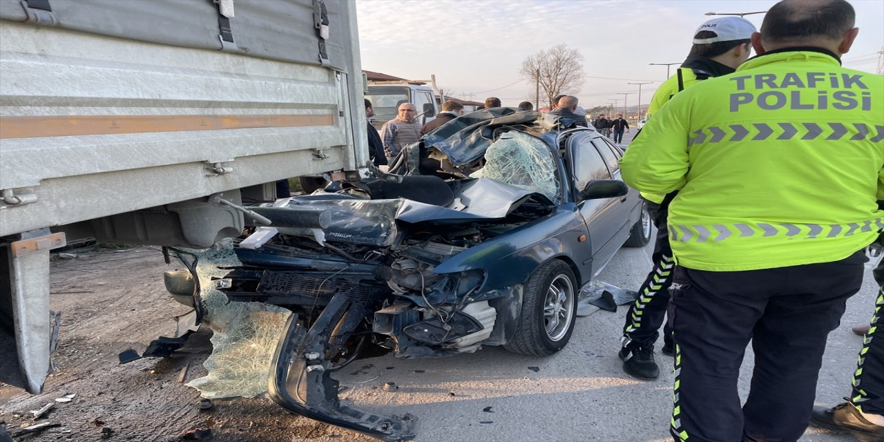 Trafik kazası geçiren 5 yaşındaki çocuk yaşam mücadelesini kaybetti.