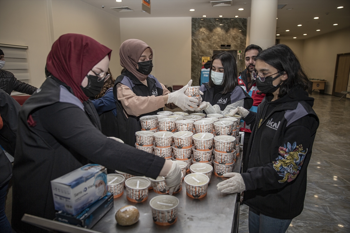 Erzurum'da lise öğrencilerinden hasta yakınlarına çorba ikramı