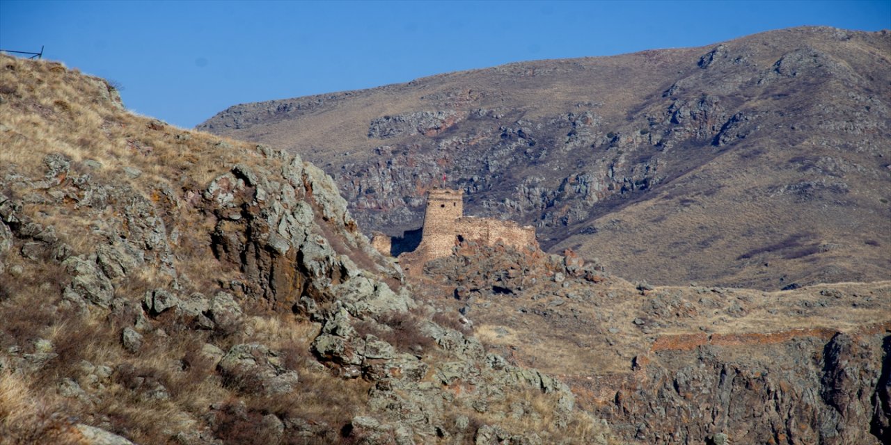 Dağcılar Ardahan'daki "Şeytan Kalesi"ne yürüdü