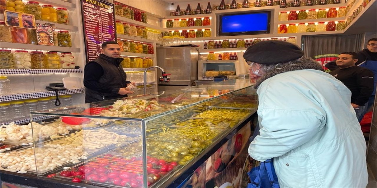 İzmirli turşucu, turşu çalan kişiye kavanozdaki son tüketim tarihine dikkat etmesini söyledi.