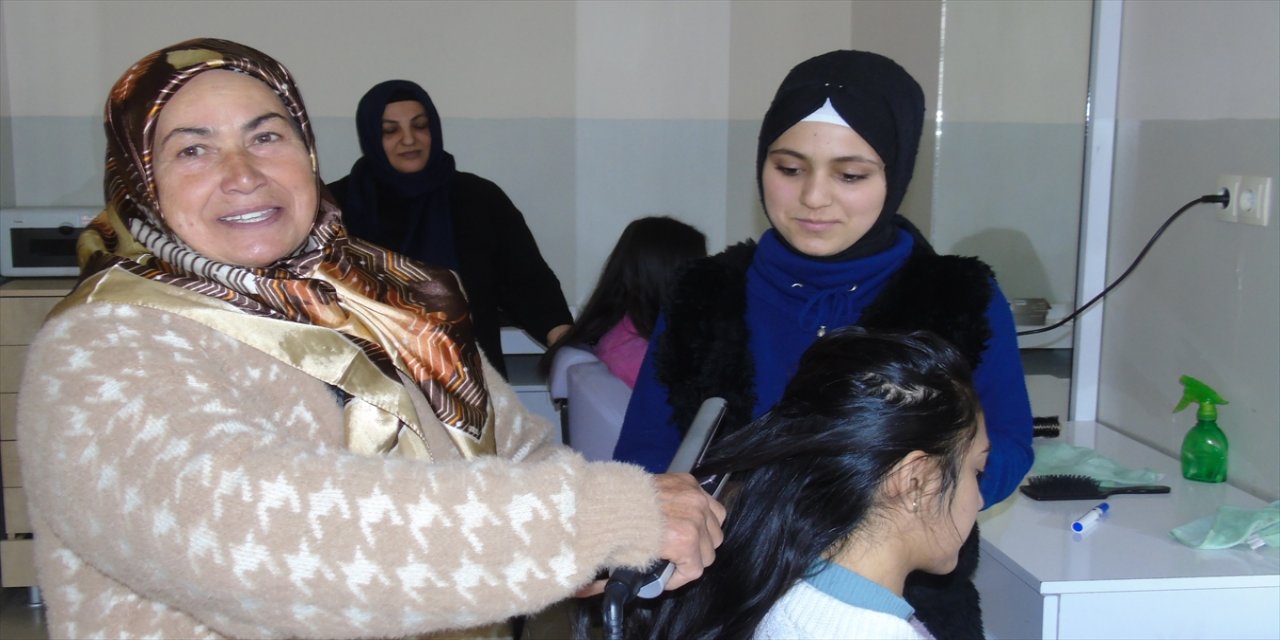 7 çocuk annesi kadın, kuaför olma hayaliyle kursa başladı