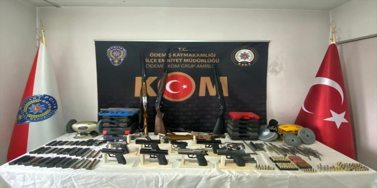 İzmir'de yapılan operasyonda 4 kişi gözaltına alındı.