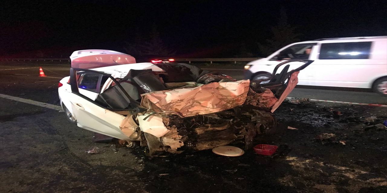 TAG Otoyolu'nda çekiciyle çarpışan otomobildeki 3 kişi öldü