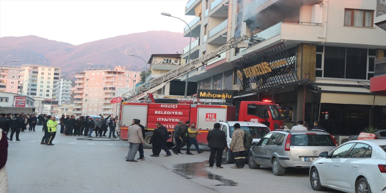 Evde çıkan yangında mahsur kalan anne ve 2 çocuğunu itfaiye kurtardı