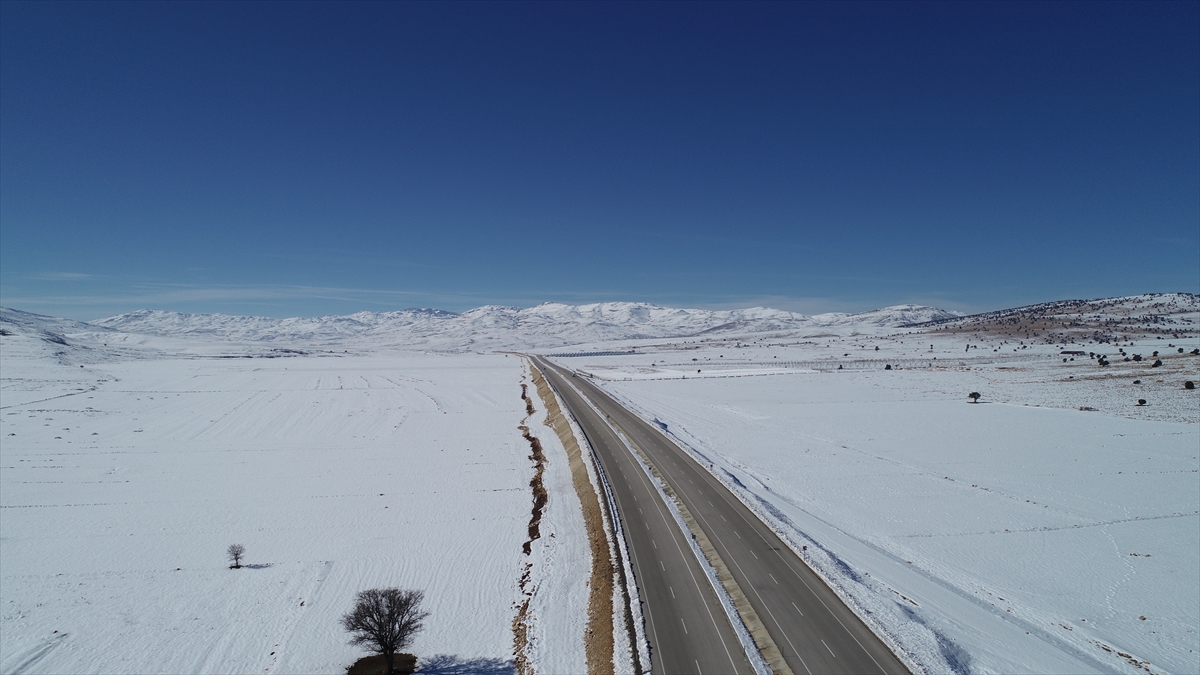 Korkuteli-Elmalı kara yolunda karla kaplı araziler