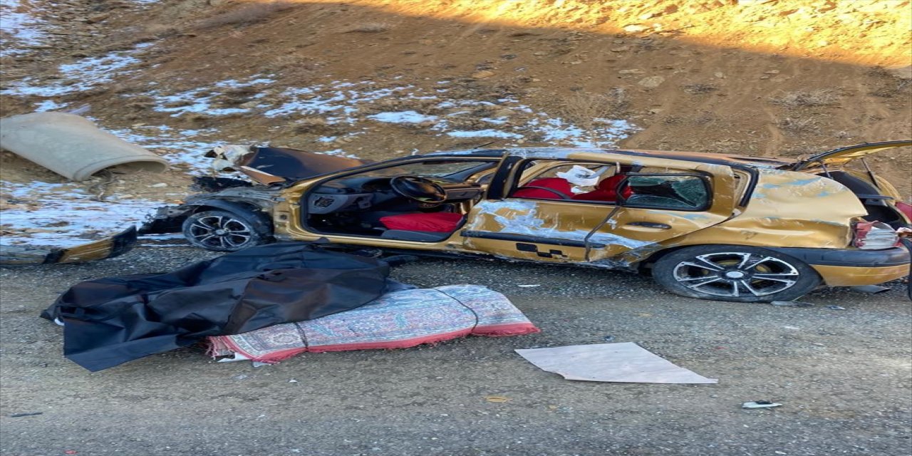 Bingöl'de şarampole devrilen araçta 1 kişi hayatını kaybetti.