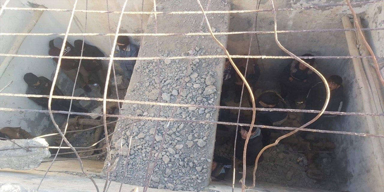 Van'da eski su deposuna saklanan 24 düzensiz göçmen yakalandı.