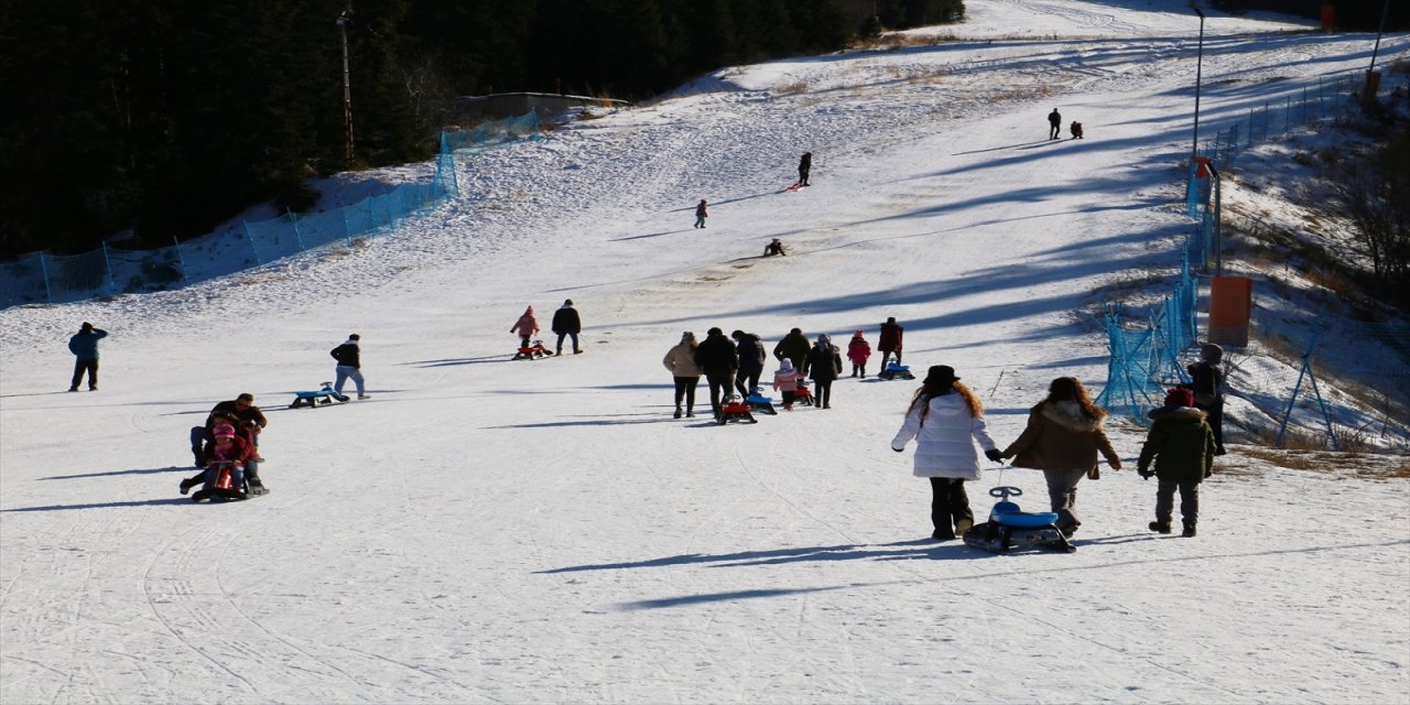 Karın çok az olduğu Ilgaz Kayak Merkezi, yarıyıl tatilinin ilk gününde boş kaldı