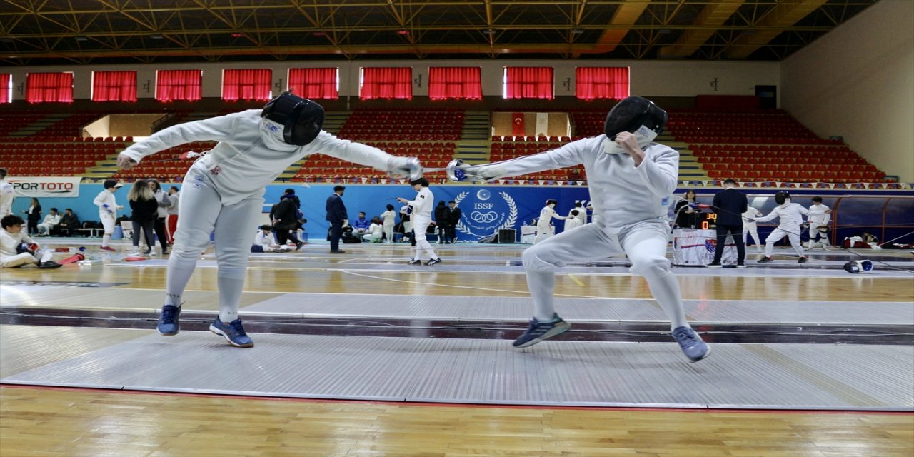 Eskrimde Yıldızlar ve Gençler Epe Federasyon Kupası, Konya'da başladı