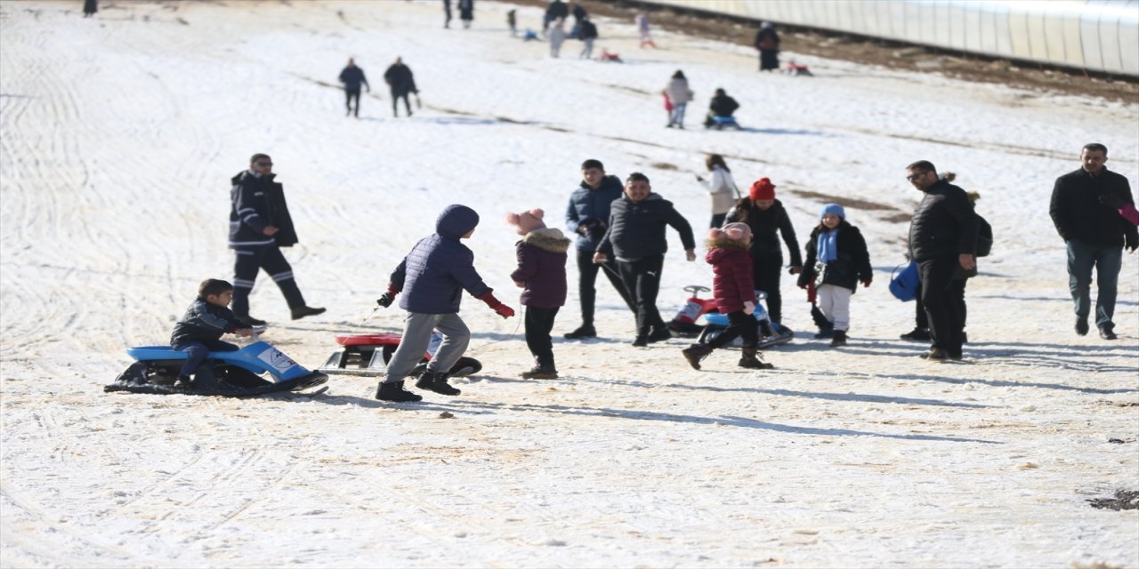 Yedikuyular Kayak Merkezi karne alan öğrencileri ağırlıyor.