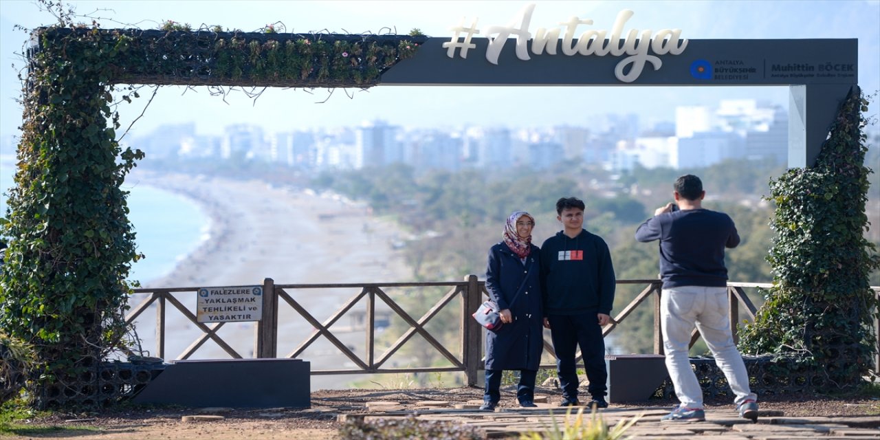 Antalya'da güneşli havayı fırsat bilenler denizde yüzdü