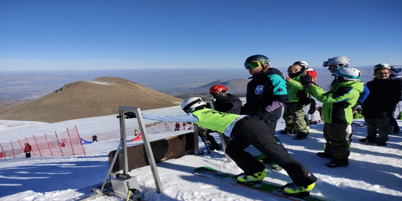 Snowboard 1. etap müsabakaları Erciyes'te yapıldı
