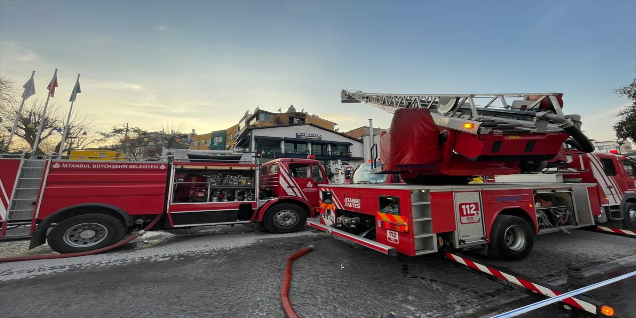 Sultanahmet Meydanı'nda iş yerinde çıkan yangın söndürüldü.