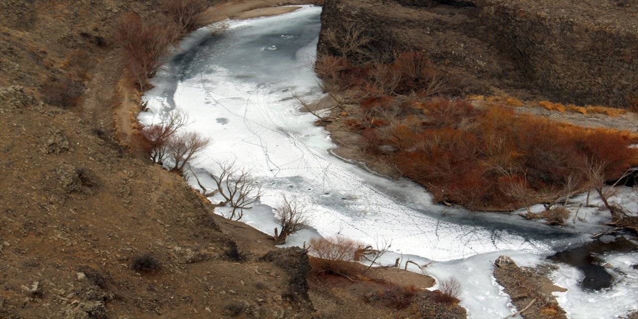 Türkiye-Ermenistan sınırındaki Arpaçay Nehri buzlandı.