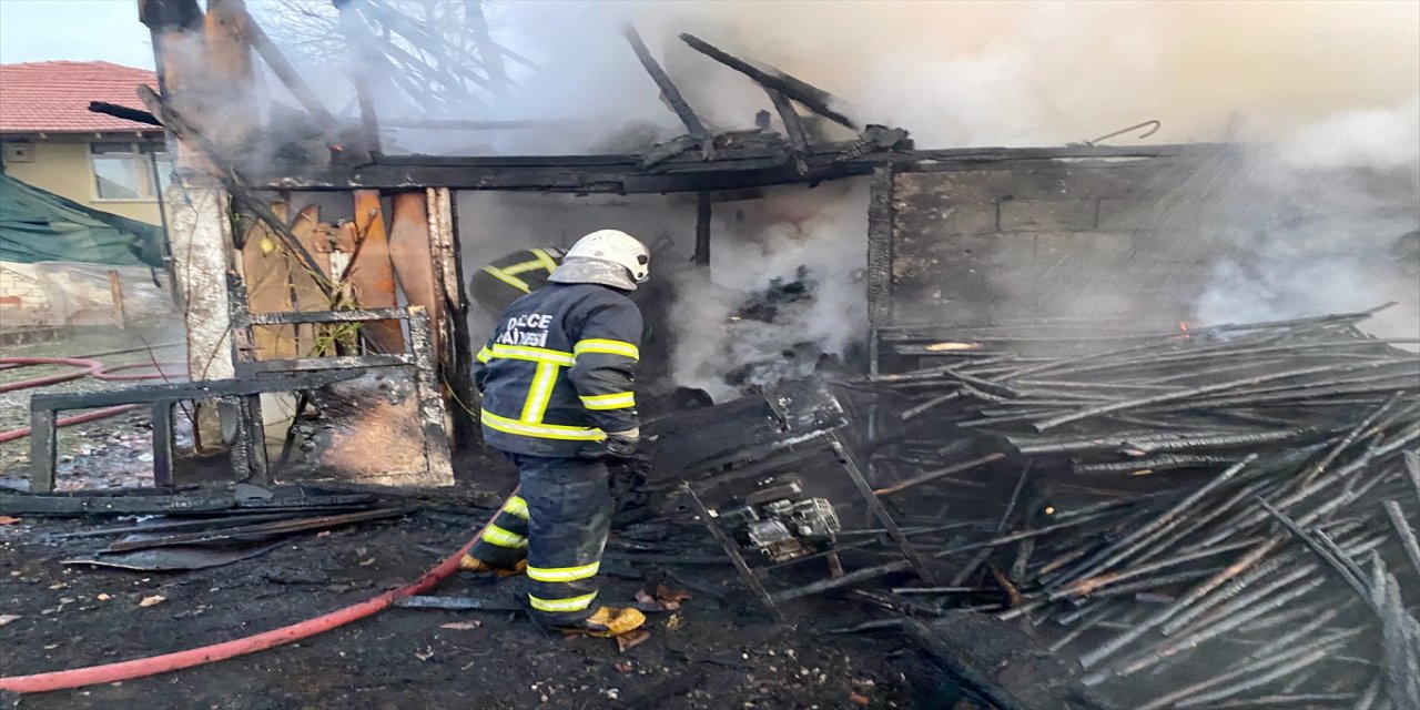 Düzce'de samanlıkta çıkan yangın ekipler tarafından söndürüldü.