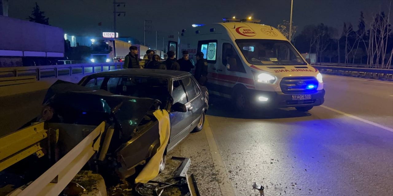 Gebze'de bariyerlere çarpan otomobilin sürücüsü yaralandı