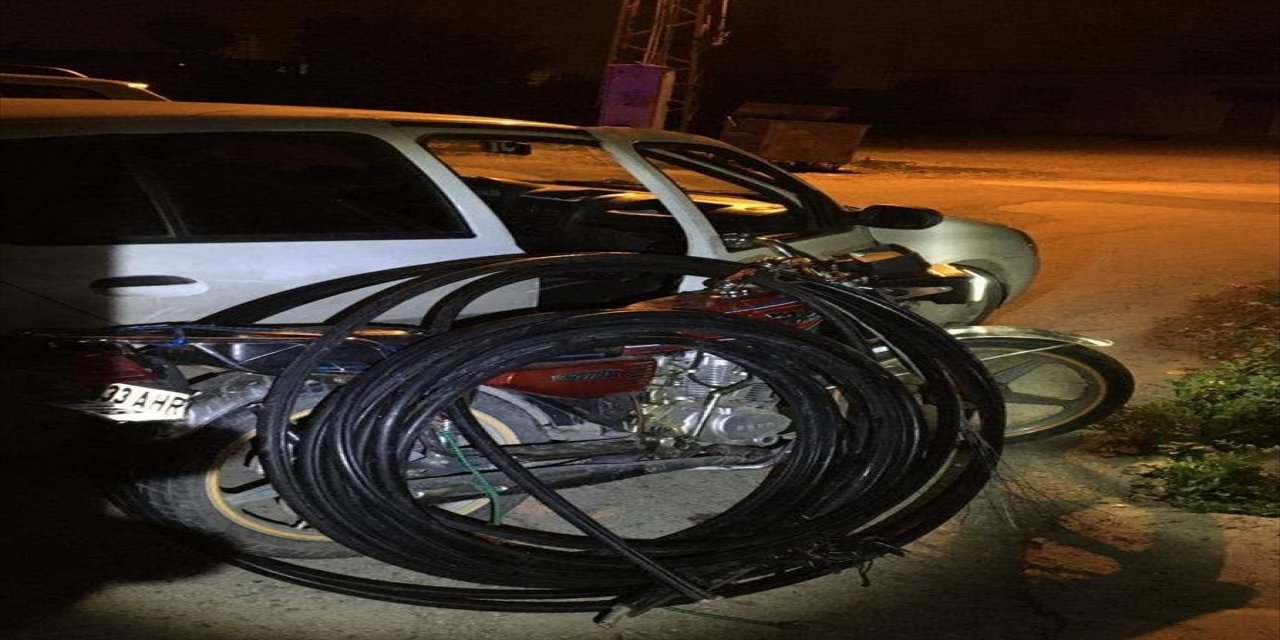 Mersin'de kablo hırsızlığı iddiasıyla yakalanan 3 kişi tutuklandı.