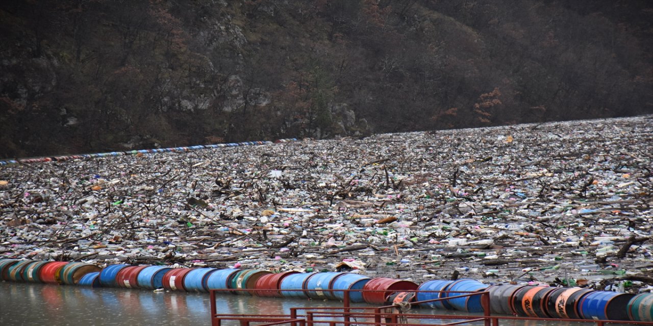 Bosna Hersek'te Drina Nehri'nin yüzeyi atıklarla kaplandı.
