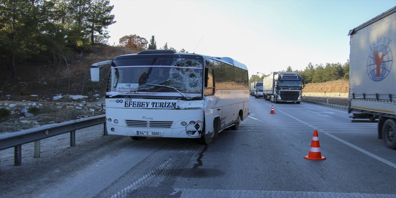 Uşak'ta kamyona çarpan servisteki 5 kişi yaralandı.