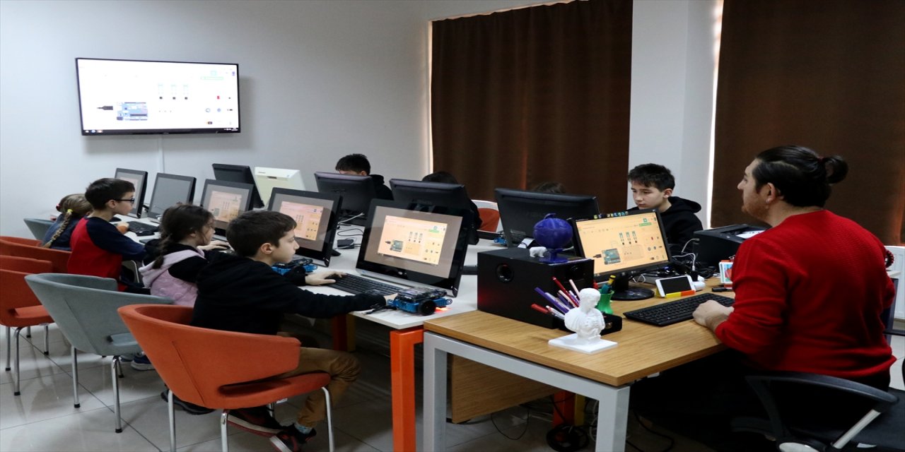 Edirne'de "kış okuluna" giden öğrenciler robot yapıyor.