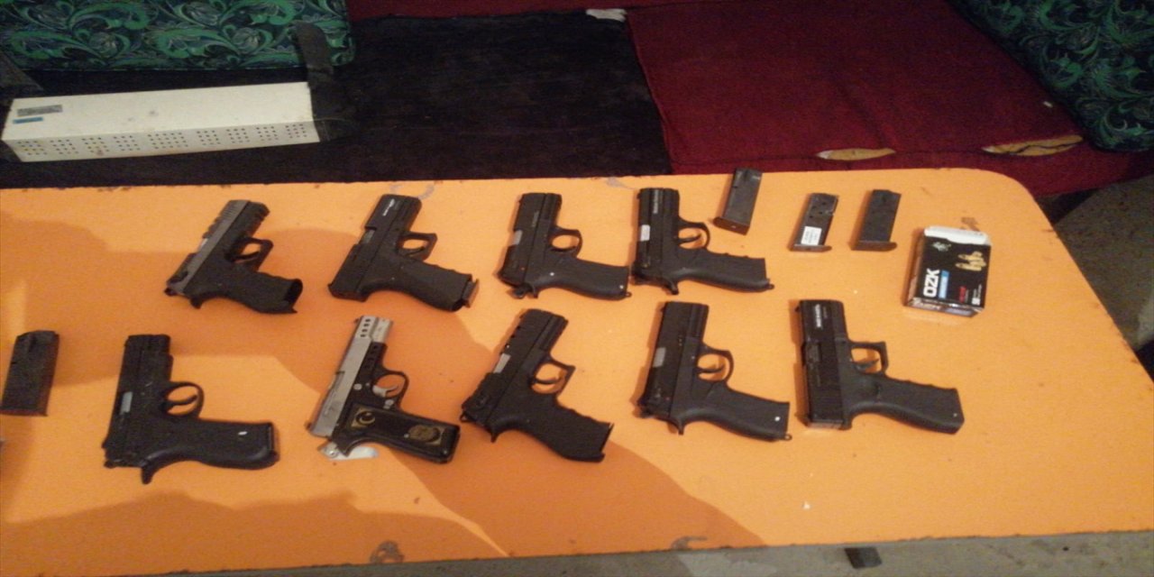 Ankara'da yapılan operasyonda 19 ruhsatsız tabanca ele geçirildi.