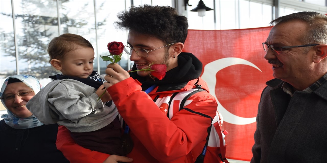 Avrupa 3'üncüsü sürat patenci Furkan Akar Erzurum'da coşkuyla karşılandı: