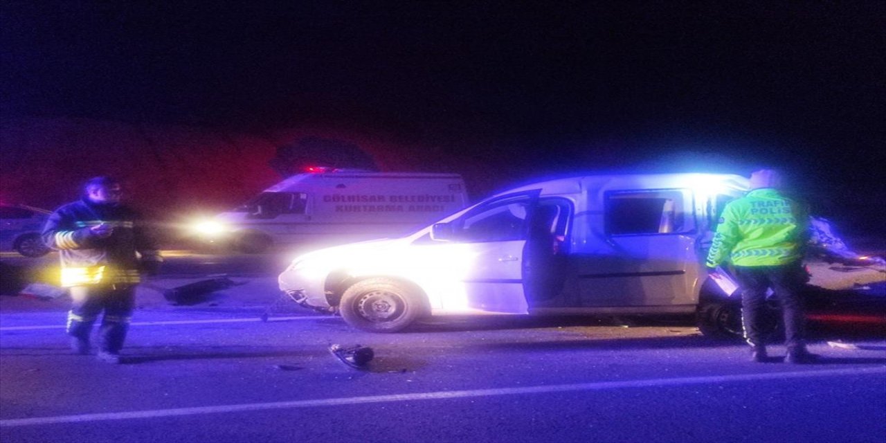 Burdur'da tırdan düşen hayvanların neden olduğu kazada 1 kişi hayatını kaybetti.