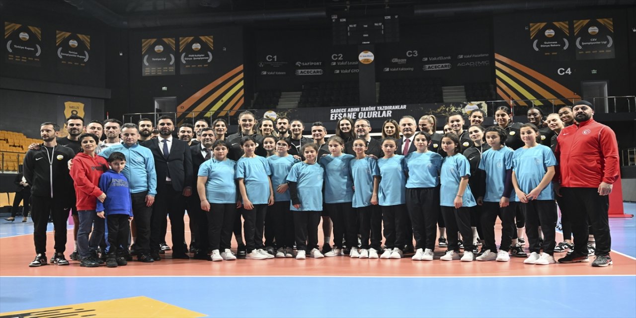 Bakan Kasapoğlu ile Guidetti, Kars'tan gelen kız voleybolcularla İstanbul'da buluştu