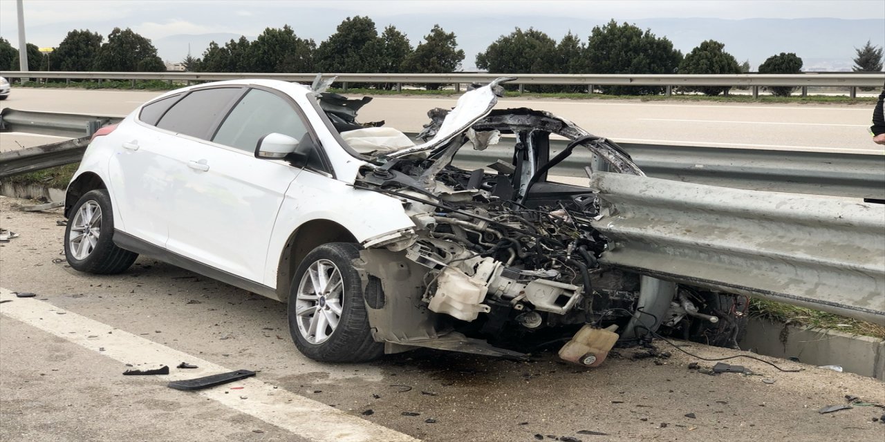 Bursa'da bariyerlere çarpan otomobil sürücüsü hayatını kaybetti