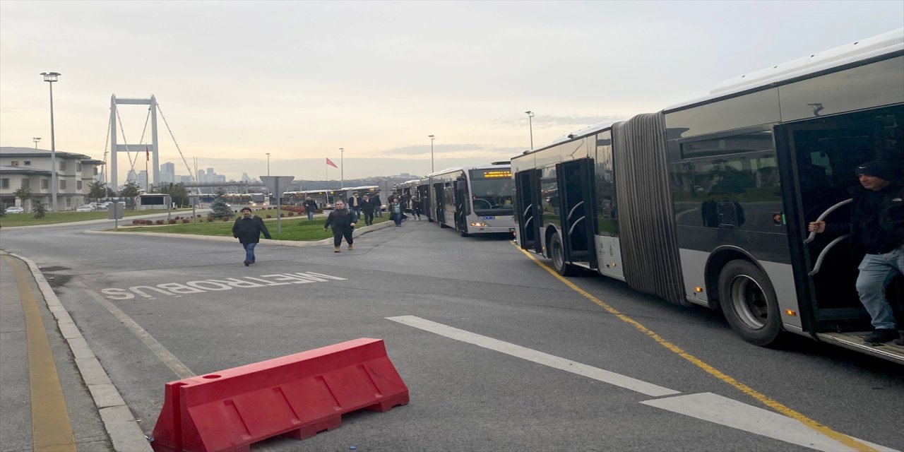 İstanbul'da arızalanan metrobüs, seferlerde aksamaya neden oldu