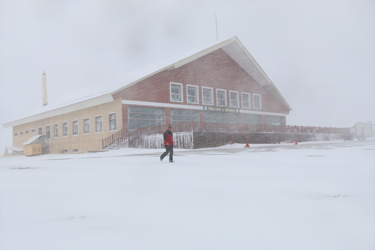 Yıldız Dağı'nda kar kalınlığı 15 santimetre