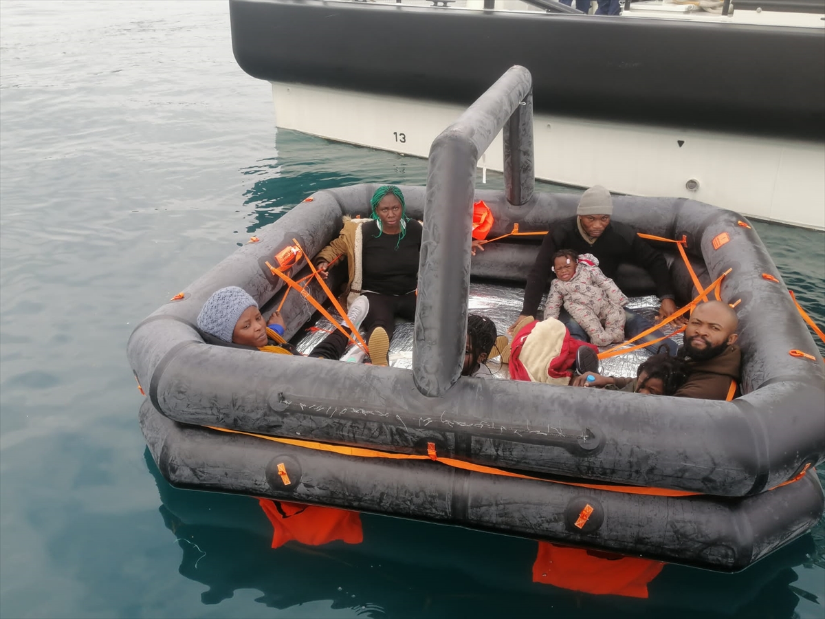 Kuşadası açıklarında 26 düzensiz göçmen kurtarıldı