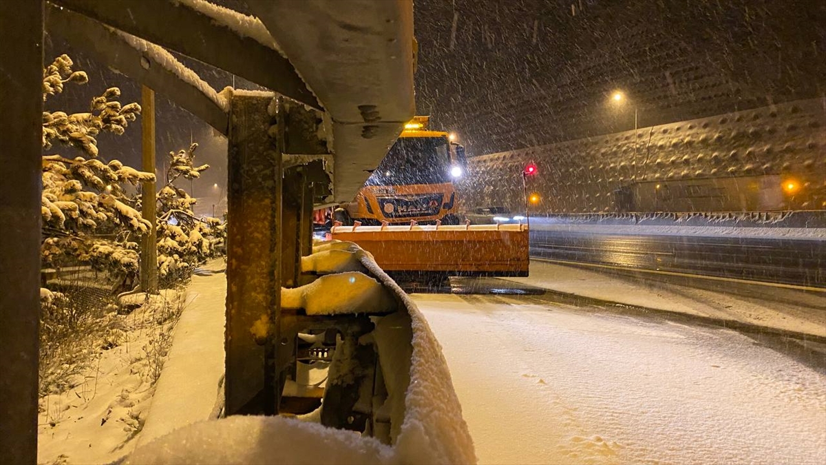 Bolu Dağı'nda kar yağışı aralıklarla sürüyor