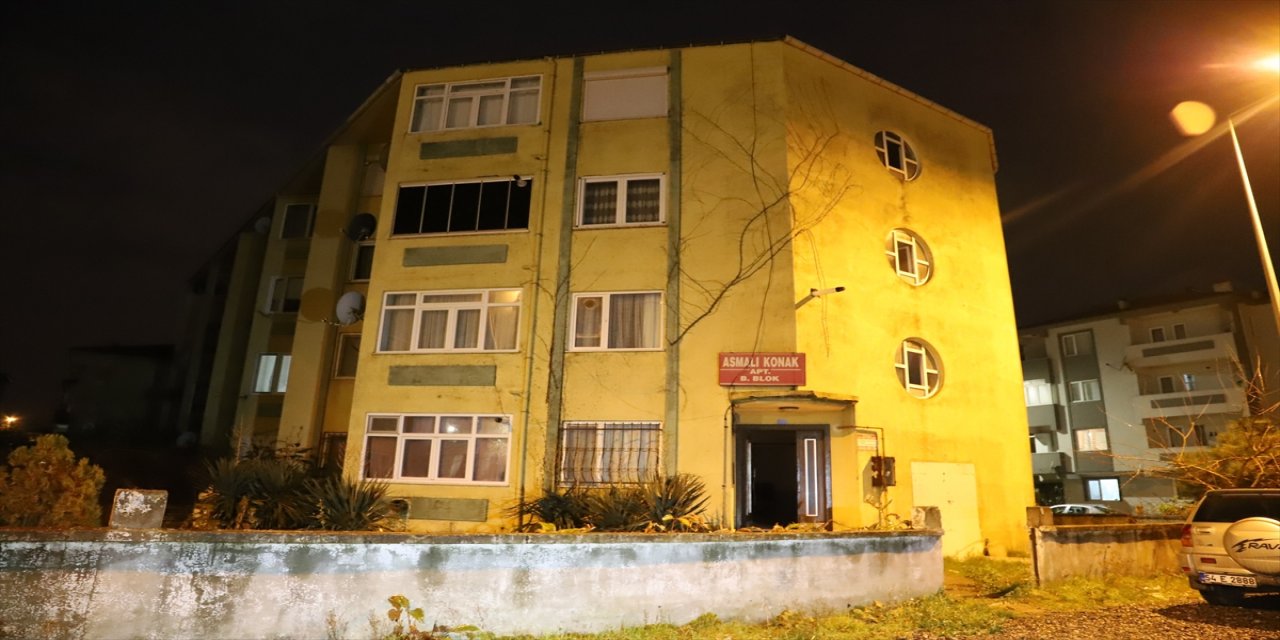 Sakarya'da bir binadaki 9 daireye birden hırsız dadandı.