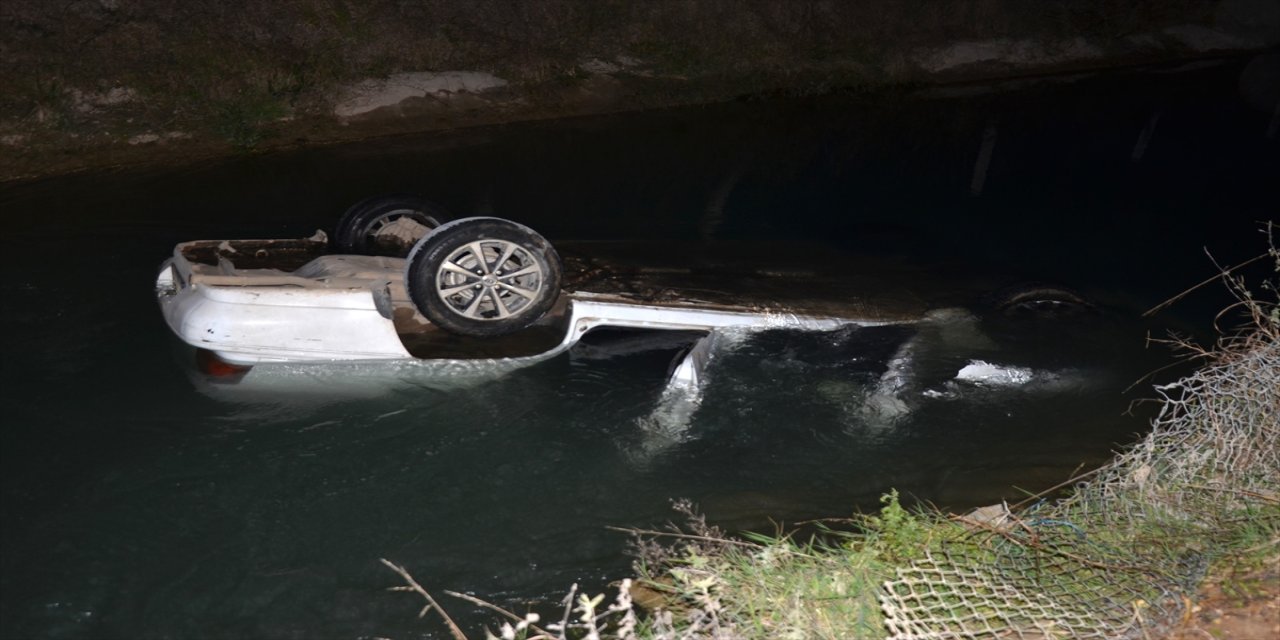 Antalya’da bir otomobil sulama kanalına düştü.