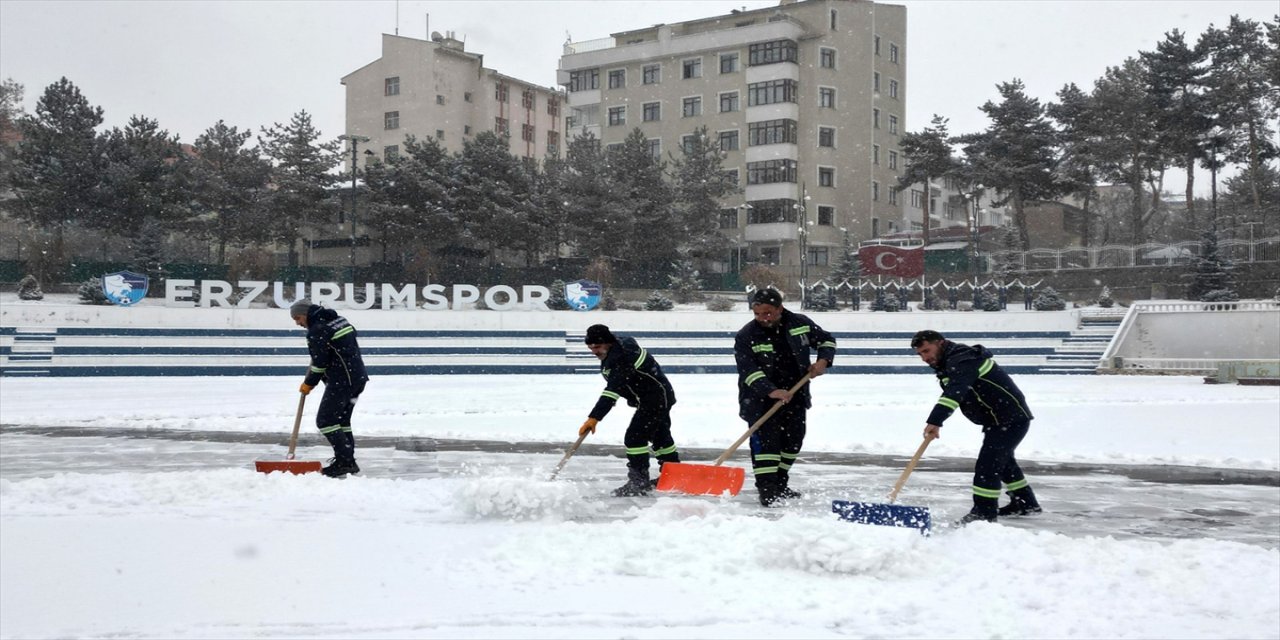 Erzurum Büyükşehir Belediyesi karla mücadeleyi sürdürüyor