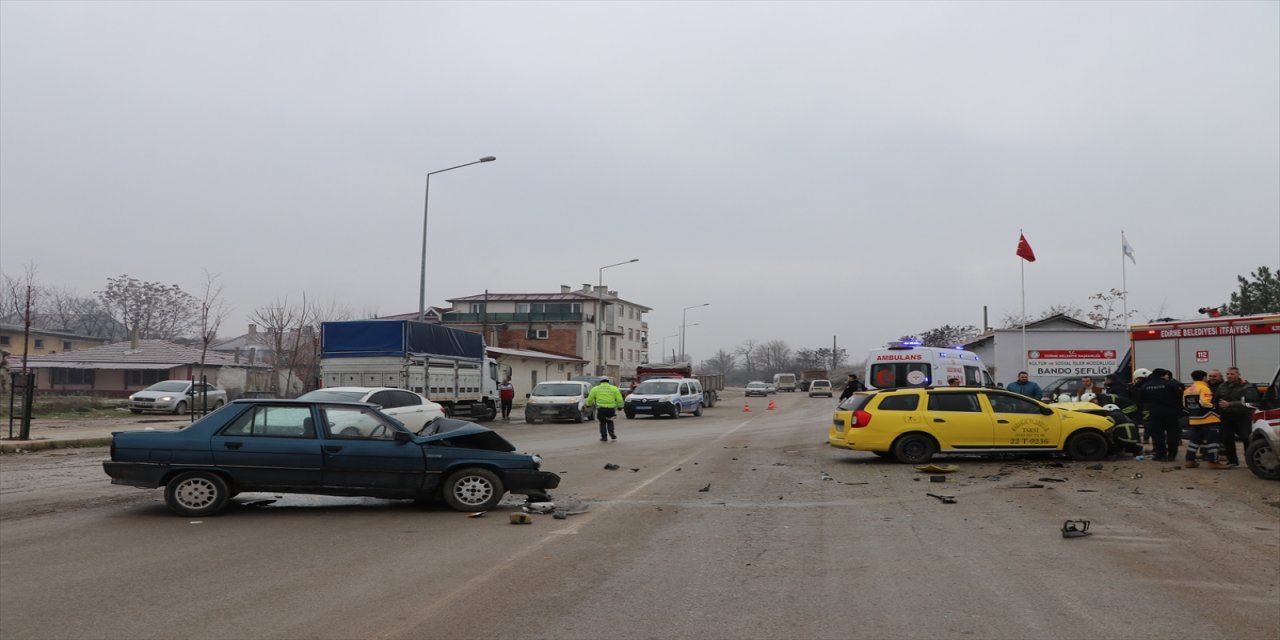 Edirne'de 2 araç kafa kafaya çarpıştı.