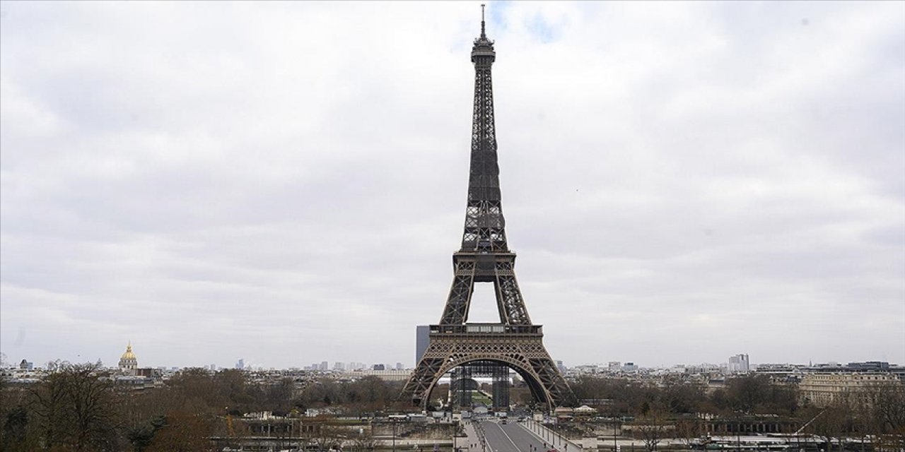 Fransa'da Yapılan grev nedeniyle Eyfel Kulesi ziyarete kapatıldı.