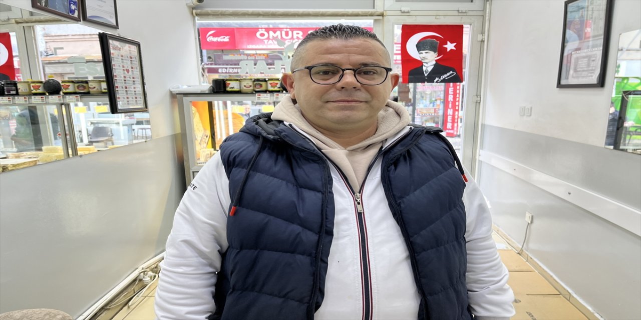 Edirne'de bir tezgahtar dükkanda unutulan altın takıları sahibine ulaştırdı.